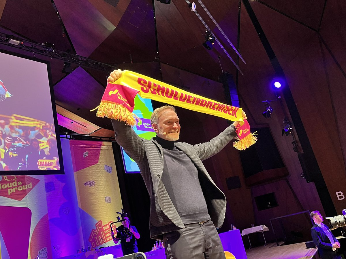 Ein Fanschal für <a href="/c_lindner/">Christian Lindner</a>: Die <a href="/jungeliberale/">junge liberale</a> feiern zum Auftakt ihres Bundeskongresses den „Schuldenbremser“. Ebenfalls in der Fanschal-Kollektion: „Aktienrentner.“