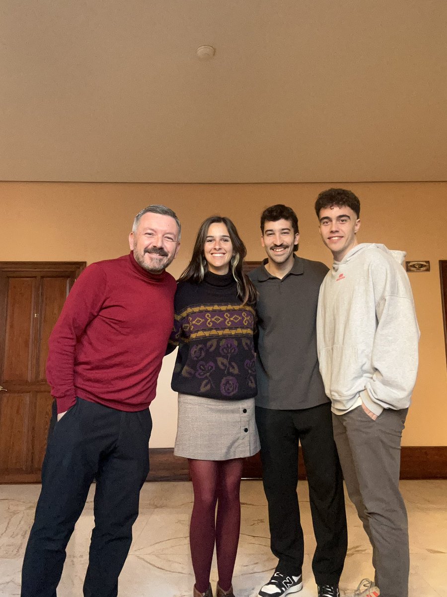 El equipo de Radio Cádiz que hoy les está contando la primera semifinal infantil del #COAC2025 

Pablo Portela <a href="/pablojportela/">Pablo Portela</a> 
Pedro Páez <a href="/pedropaezzz/">Pedro Paez</a> 
Beni Arroyo <a href="/beniarroyo_/">Beni Arroyo</a> 
Carlos Sacaluga <a href="/CarlosSacalugaa/">Carlos Sacaluga</a> 
Marina Prado
Chari Helmo
Germán García 

#LaCanteraEnLaSER