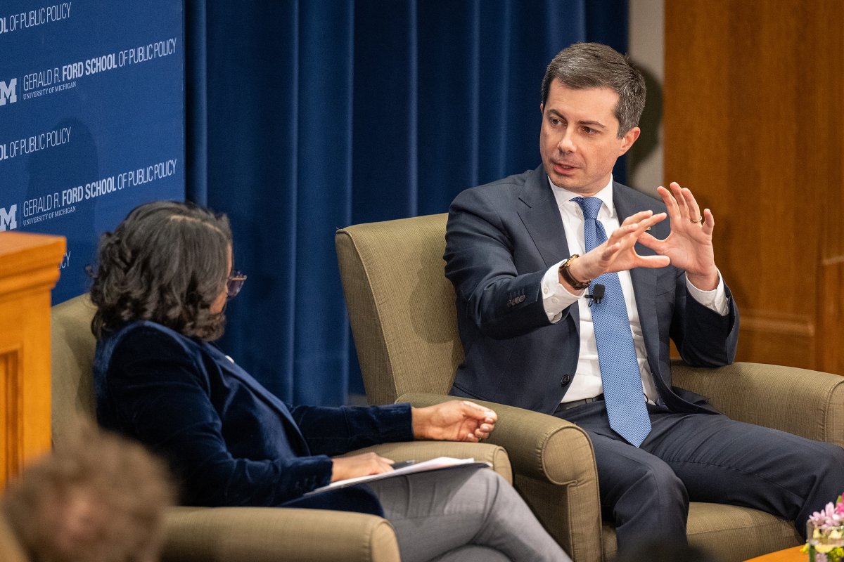 fordschool's tweet image. ICYMI: Transportation Secretary @PeteButtigieg joined @watkinshayes on Monday for one of our #PolicyTalks. 

Want to hear the full conversation? Watch here: myumi.ch/4jw64