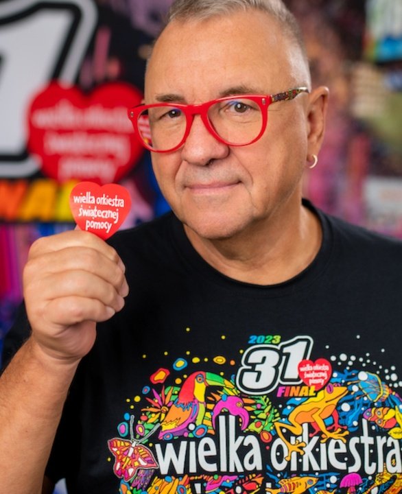 Wpłaciła 830tys euro na konta oszustów udających Brada Pitta (bo mówił, że ją kocha). Wiele osób się z niej śmieje.
A ile osób wpłaciło datki na Owsiaka, wierząc że kasa idzie tylko na potrzebujących, a nie na wille, auta, gigantyczne pensje, prywatne firmy i kampanie polityczne?