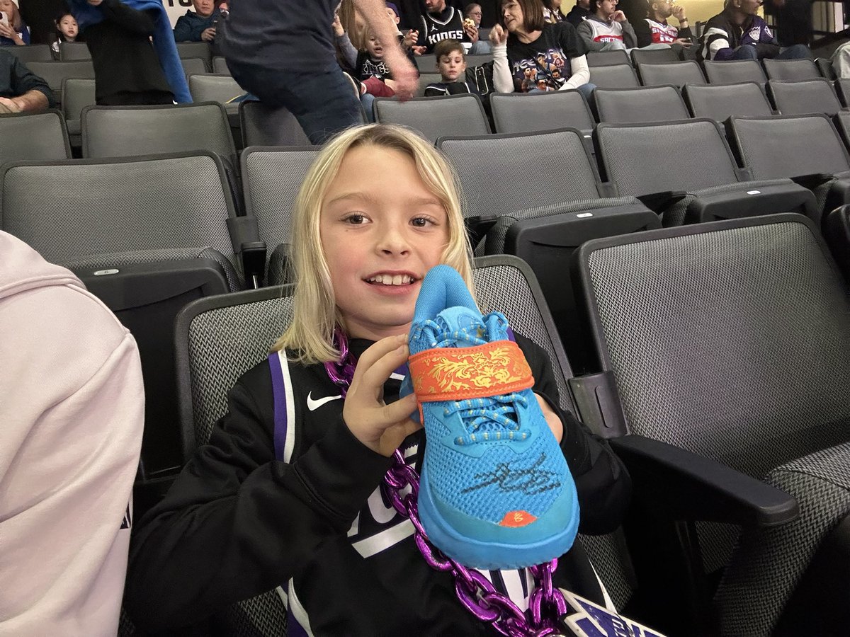 KyleBro81609277's tweet photo. @tristi_r14 @swipathefox and all of the Kings take care of the kids. 👏 Proud to be a Kings fan. https://t.co/Bemvd77kXP