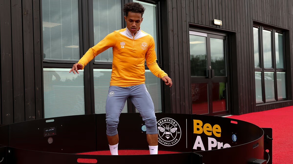 ESA_UK's tweet image. The #BeeAPro activation with the ICON Fast Feet &amp;amp; @BrentfordFC.

First team players Fábio Carvalho, Keane Lewis-Potter and Mads Roerslev set benchmark scores to challenge the club's supporters on match-day. 

#EliteClubs #EliteEvents #EliteSkillsArena #esaICON