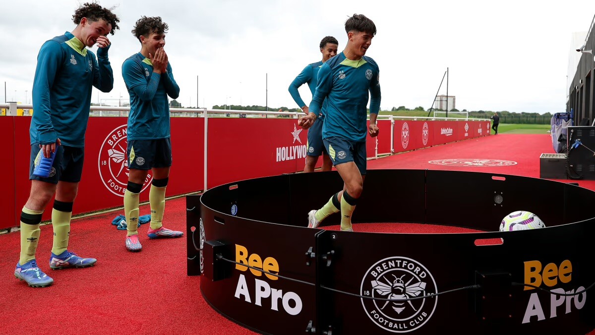 ESA_UK's tweet image. The #BeeAPro activation with the ICON Fast Feet &amp;amp; @BrentfordFC.

First team players Fábio Carvalho, Keane Lewis-Potter and Mads Roerslev set benchmark scores to challenge the club's supporters on match-day. 

#EliteClubs #EliteEvents #EliteSkillsArena #esaICON