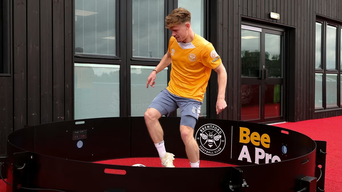 ESA_UK's tweet image. The #BeeAPro activation with the ICON Fast Feet &amp;amp; @BrentfordFC.

First team players Fábio Carvalho, Keane Lewis-Potter and Mads Roerslev set benchmark scores to challenge the club's supporters on match-day. 

#EliteClubs #EliteEvents #EliteSkillsArena #esaICON