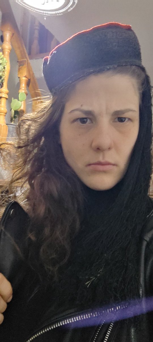 "Što me majko ne rodi u doba junačkog kad čelična oštrica sablje što i topuz iza vrata, a kamo li ne glavu od kupusa, za uvredu vraćala, no ođe razvijam taktike a, b, c planova za put do pekare, da mi ne bi neka pita sa jabukama i beli dan ocrnila."
