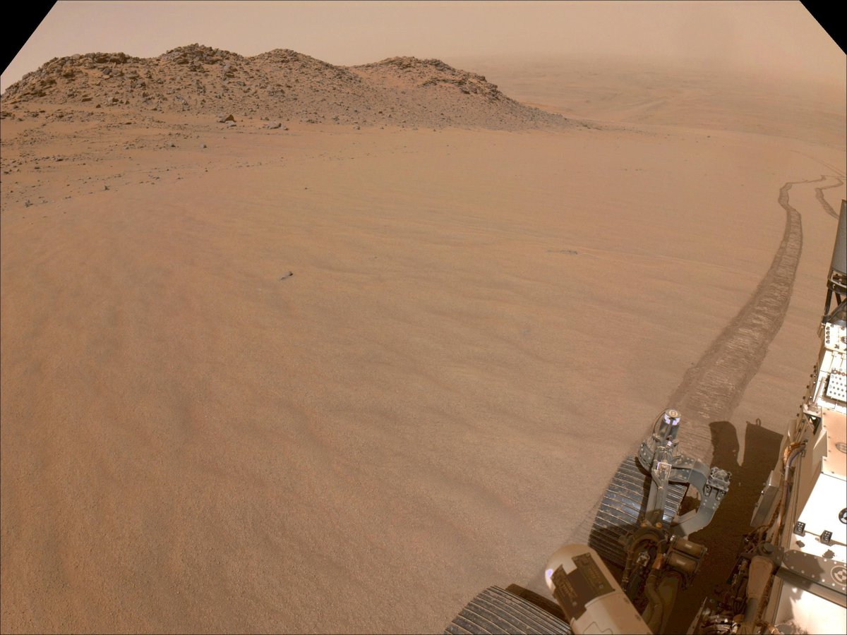 SETIInstitute's tweet photo. #PPOD: Perseverance Views Slippery Terrain
@NASAPersevere used its navigation cameras 📷, or #navcams, to capture this scene while driving up to the rim of #Mars's #Jezero #Crater on November 11, 2024, the mission's 1,326th Martian day, or sol. The sandy terrain and 10-degree average slope made the drive slippery ⚠️. Rover tracks 🛞 trail off behind #Perseverance in this image. Far in the distance is the floor of Jezero Crater.
Credit: @NASA @NASAJPL @Caltech
#planetaryscience