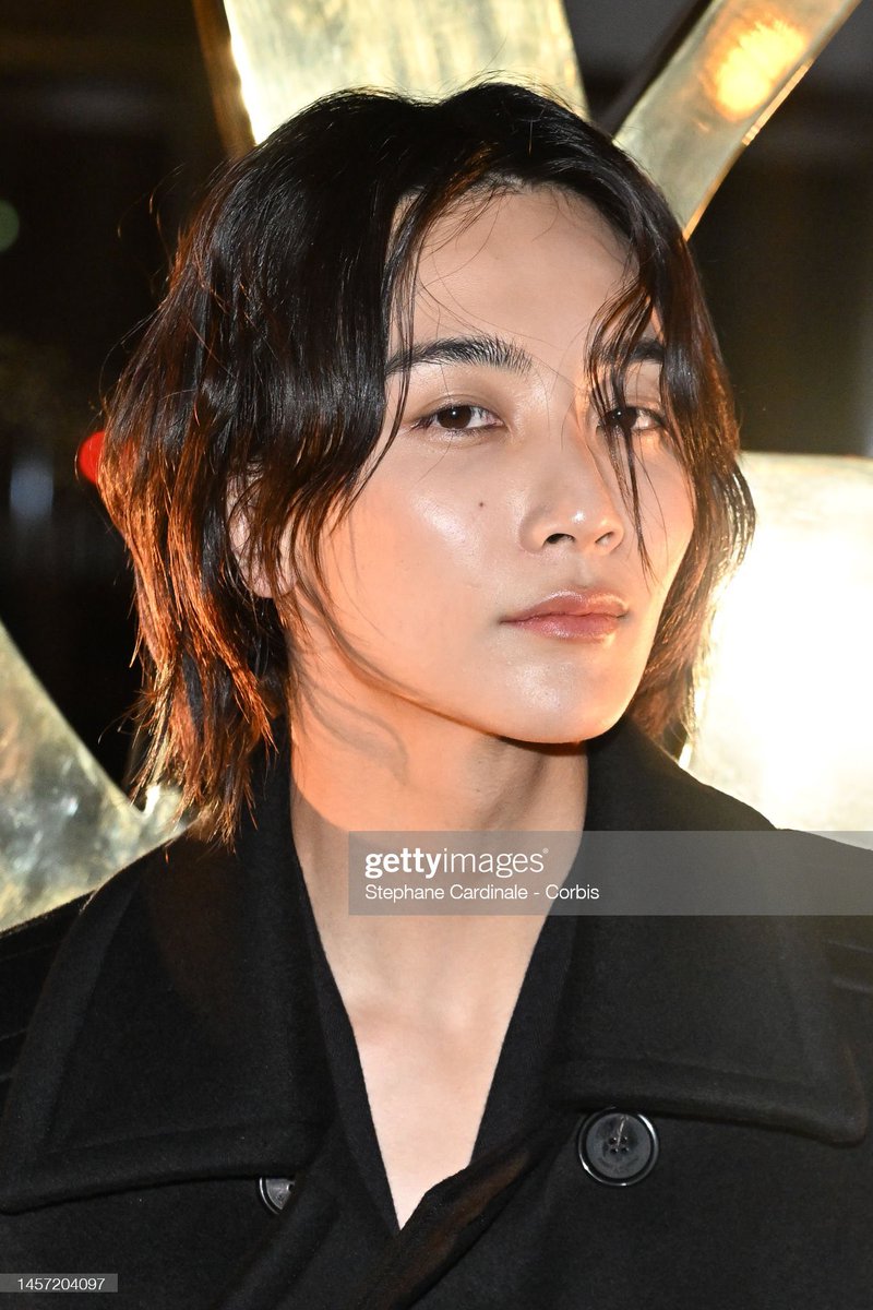 yjhanzone's tweet image. 2 years ago, jeonghan made his legendary pfw debut, and life hasn’t been the same since these iconic getty images dropped. face card of all time.