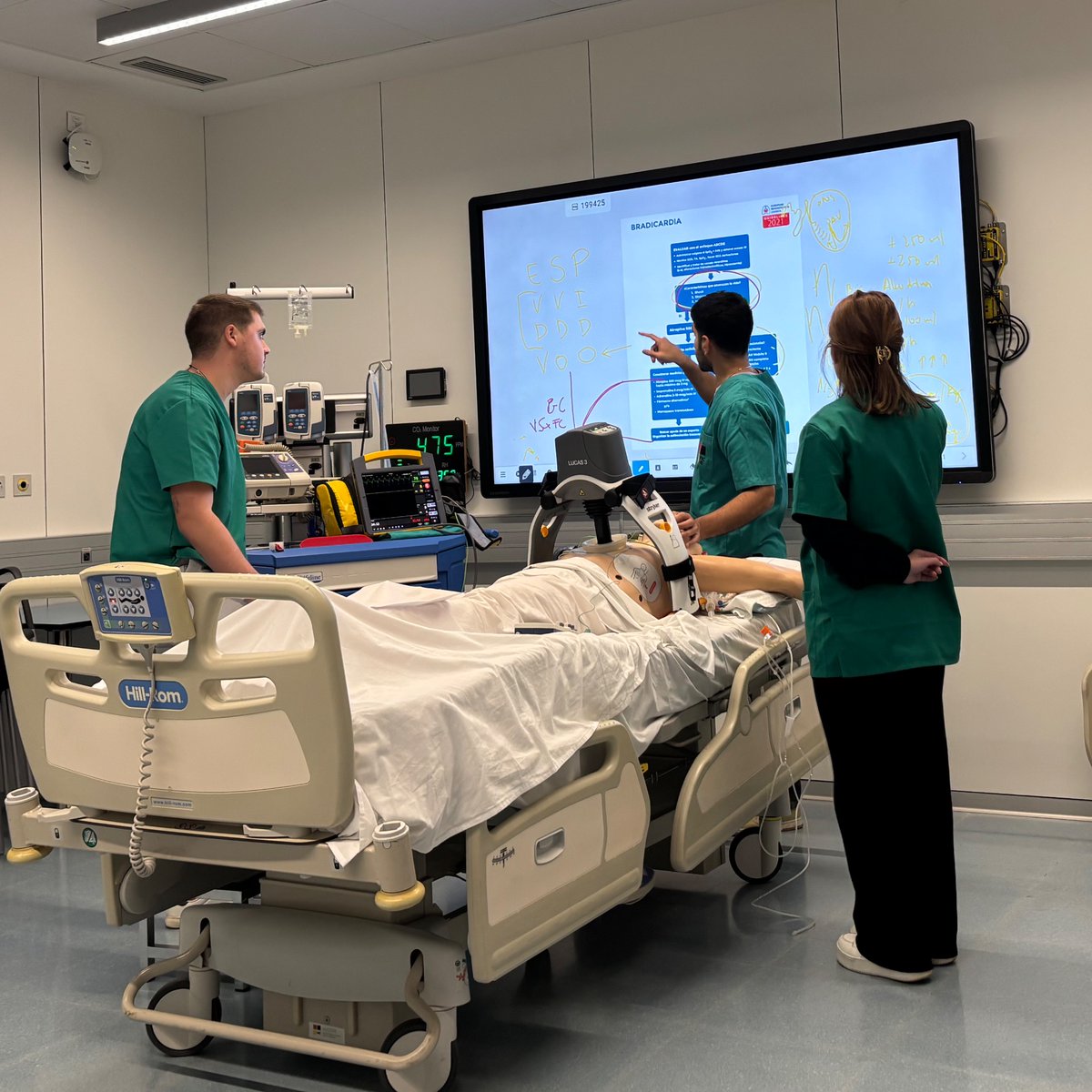 Nueva experiencia docente a través de simulación clínica. Cada vez más usada y cada vez más convencido de sus beneficios sobre la enseñanza habitual. 
Esta vez colaborando con el <a href="/mceub/">Programa Integral Enfermo Crítico y Emergencias</a> <a href="/UniBarcelona/">Universitat de Barcelona</a> <a href="/hospitalclinic/">Hospital Clínic</a> gracias a #Miguel y <a href="/mibs02/">Marisa Barrionuevo</a>