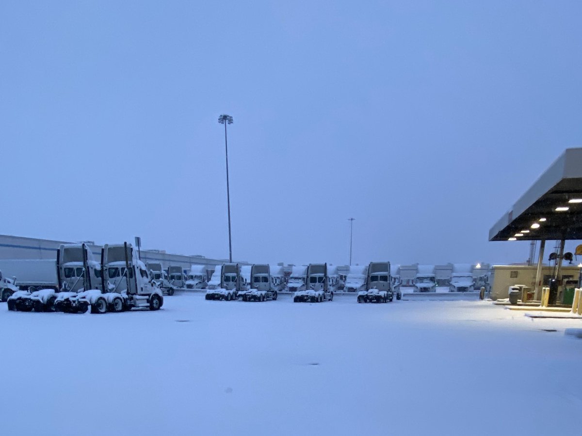 Shoutout to our incredible team at Ruan's Memphis, TN, shop! Despite the challenges of Winter Storm Cora, they worked together to keep our trucks fueled and moving. Thanks to David H., Carron R., Daniel M., Del H., and Jessie M. for their outstanding dedication and teamwork! 👏