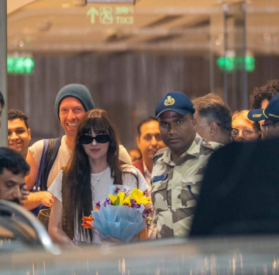 MovieBuzz25's tweet photo. Dakota Johnson has arrived in Mumbai with Chris Martin for Coldplay's Music of the Spheres World Tour. The dynamic duo is ready to rock the stage and explore the city! 🌟🇮🇳 #DakotaJohnson #ChrisMartin #ColdplayTour
Follow♥️ https://t.co/7rnjNSaqRU