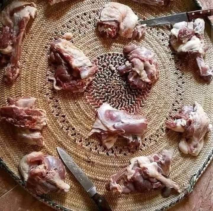 يوم كانت البيوت من طين وداخلها قلوب طيبه ونقيه وصافيه
والجار للجار
اما اليوم
بيوت من رخام وقلوب من حجار
في الزمن الجميل