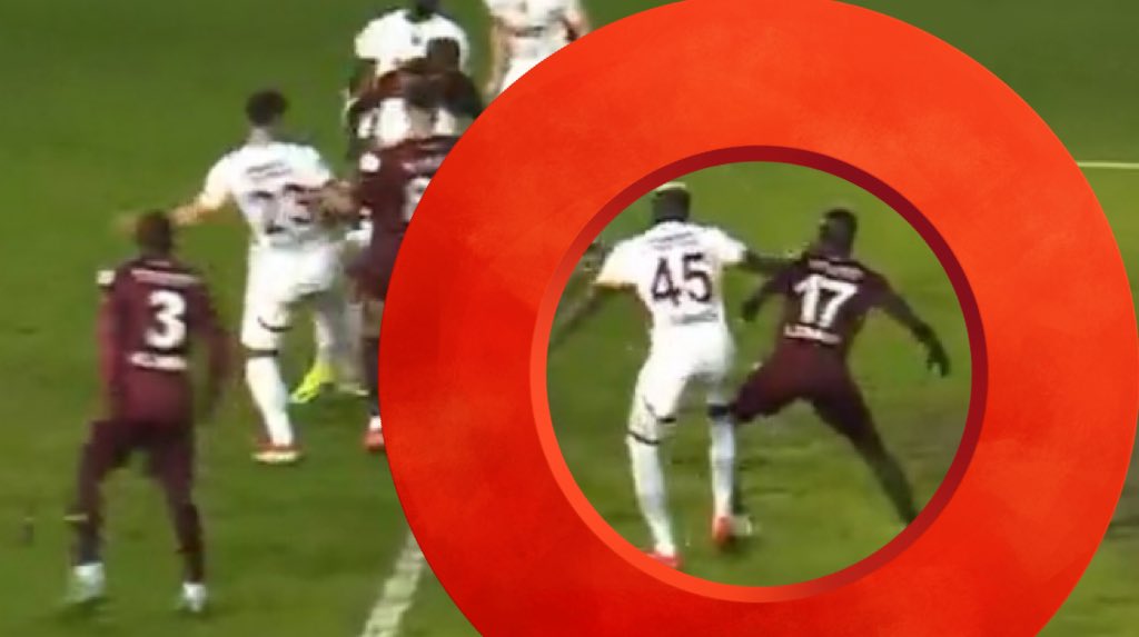 DefanSports's tweet photo. SKY DE Spikeri: “Galatasaray’ın yediği gol öncesi ofsayt pozisyonunda olan Hatayspor’lu oyuncu Osimhen’i bozuyor. Bu gol iptal edilmeliydi” https://t.co/2YvFlzK0LX
