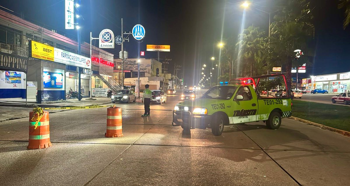 SP_Veracruz's tweet photo. Garantizar la seguridad vial de automovilistas y peatones 🚦 es nuestra responsabilidad, por ello, personal de la @ssptransitover y el Ayuntamiento de #Minatitlán realizaron labores de balizamiento en pasos peatonales de la Av. Instituto Tecnológico. 🛣️✨

#PorAmorAVeracruz https://t.co/9XcYZm4aAT