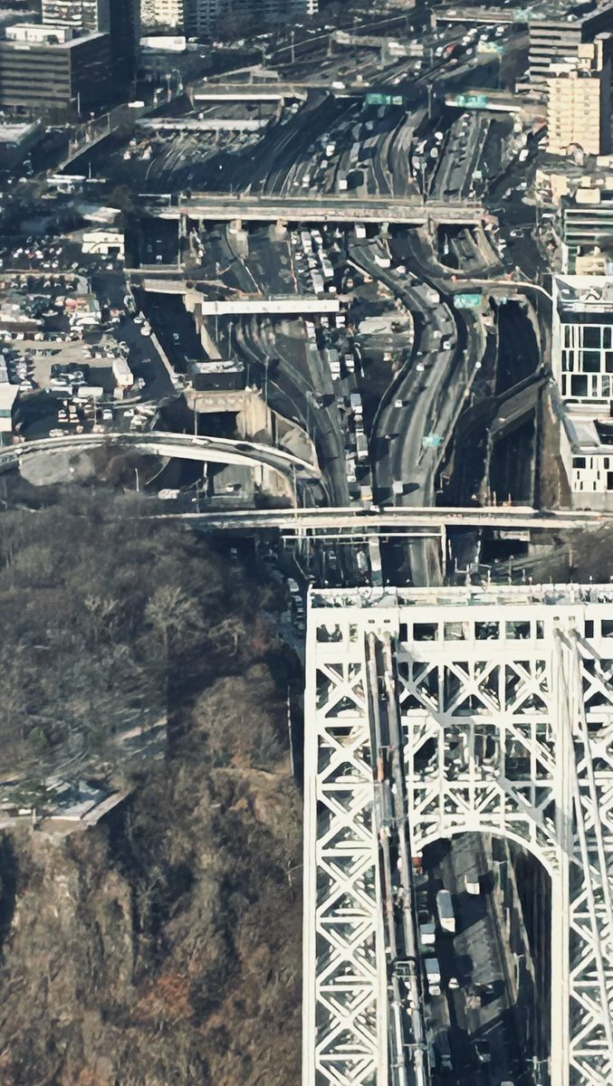 FlyJohnnyD's tweet photo. Nope Other than the normal truck traffic to the upper level, the lower tolls (to the left) are also empty.

So, there is zero traffic driving into the city at 9am. 

(3/4) https://t.co/ezIJkrQ1xe