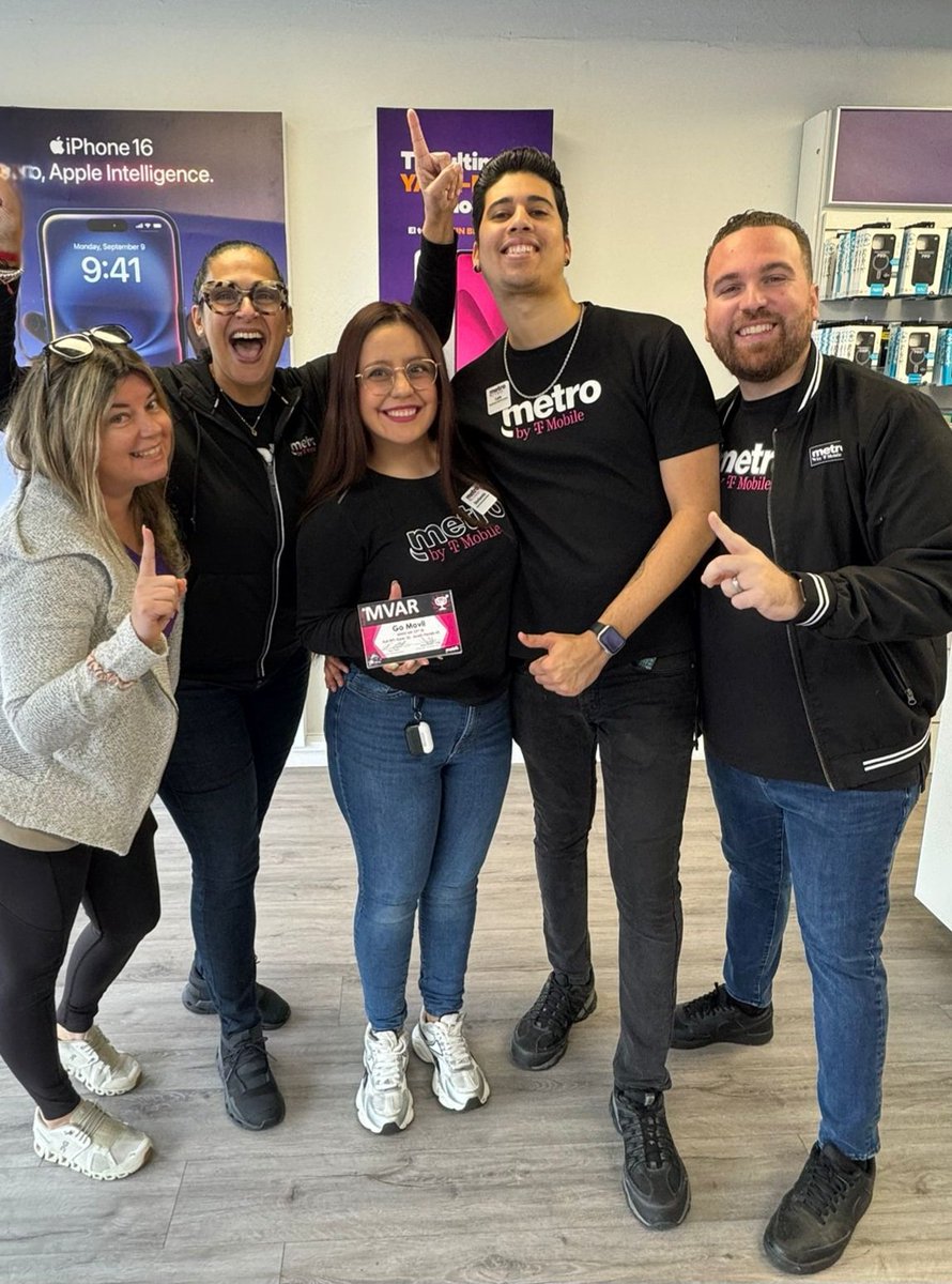 TeamGoMovil's tweet image. With great joy and satisfaction, Go Movil announces that its Go 07 store has achieved the  N° 1 spot in South Florida and  N° 31 in the National Ranking. 
Thank you  Steffi and Luis... 🔥
Thank you @pcfiii @KatyaRaskin
#TeamSharks
#ELB 
#NTLRank
@MetroByTMobile
@MetroEdgar