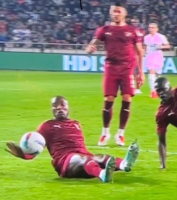 dolunaybeyinizz's tweet photo. Şu pozisyona penaltı değil diyenler siteyi terk etsin ya körmüsünüz aynısı kendilerine yapılınca ağlıyorlar
Hatayspor-Galatasaray Yabancı var #HTYGS https://t.co/9jY67bPWSY