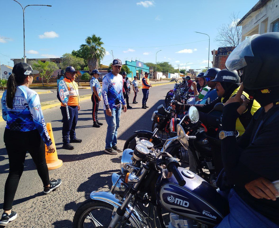 ORCARORAINTT's tweet photo. #Prevención | La oficina #INTT Carora, en conjunto a los #OSC, imparte charlas de seguridad vial a motorizados infractores, con el objetivo de crear conciencia y reducir los índices de accidentes en el municipio Torres. https://t.co/76nz3HVMJo