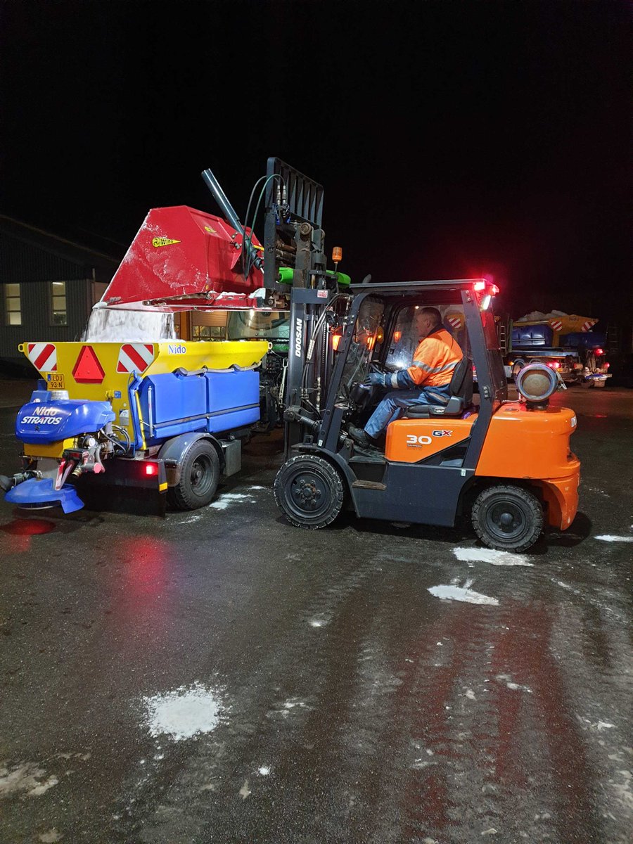 De gemeente is een preventieve strooiactie aan het rijden. wees alert als u de weg op moet