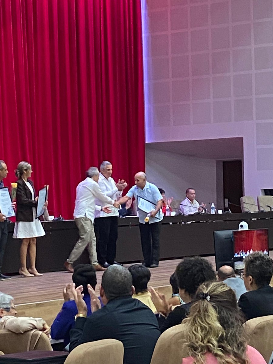 ReyesYadiris's tweet photo. Premio Nacional de Innovación a "Tecnología de fabricación de polvos abrasivos para el pulido de pisos y terrazos, a partir del procesamiento aluminotérmico de residuales industriales y minerales cubanos" EMC Villa Clara y UCLV. Felicidades!! https://t.co/NaAyc8pT77