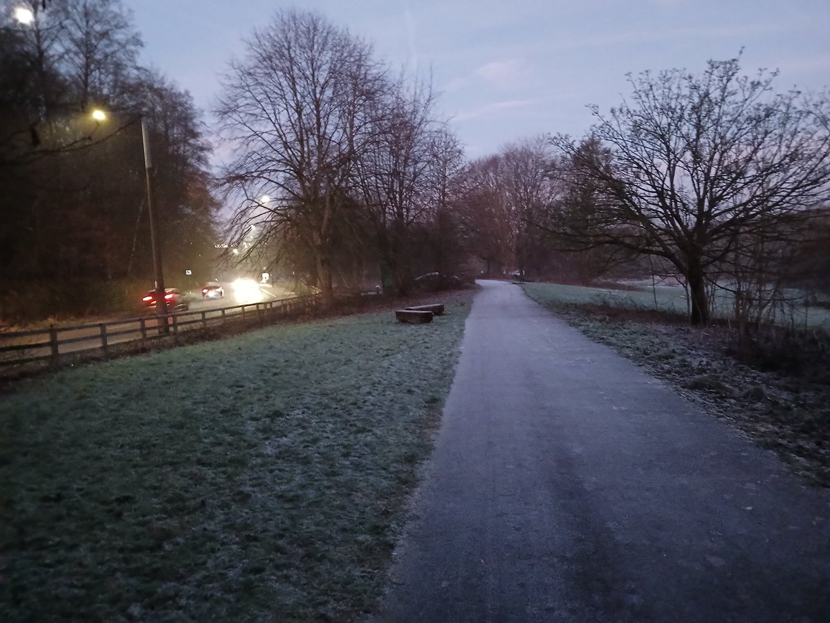 paulcli's tweet image. 3.5 miles this morning at 10:27 pace
 Frosty but a beautiful morning :)