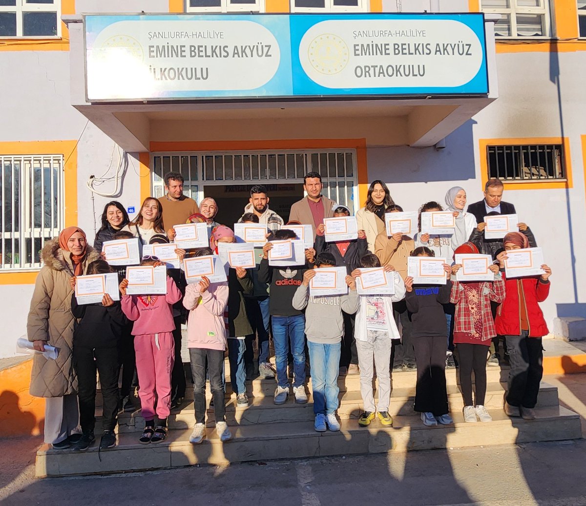 Bugün sadece karneler değil, bir dönemin emeği ve fedakârlığı da paylaşıldı. Öğrencilerimiz azimleriyle, öğretmenlerimiz ise özverileriyle bu sürecin kahramanları oldular. Şimdi dinlenme ve yenilenme zamanı. Hepimiz için güzel bir tatil olsun✨️
<a href="/HaliliyeMem/">Haliliye İlçe Milli Eğitim Müdürlüğü</a>
<a href="/sanliurfammem63/">Şanlıurfa İl Milli Eğitim Müdürlüğü</a>