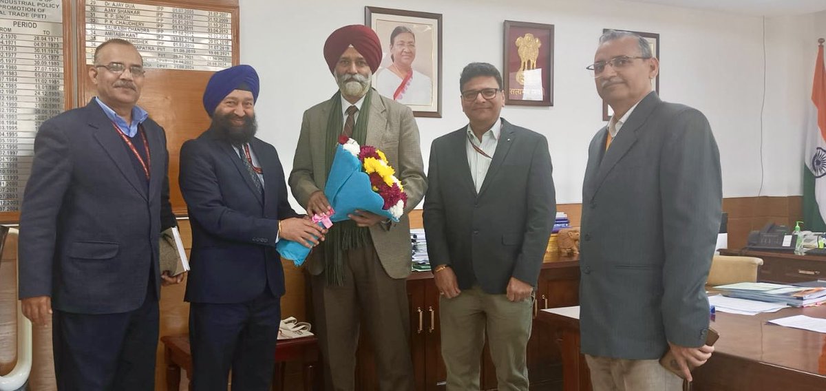 NICMeity's tweet photo. Shri IPS Sethi, DG, NIC, accompanied by DDG &amp; HOG, MoCI Informatics Group, visited Shri Amardeep Singh Bhatia, Secretary, Department for Promotion of Industry and Internal Trade (DPIIT), at Vanijya Bhawan, New Delhi.
#NICMeitY https://t.co/KDFsD8z7fO