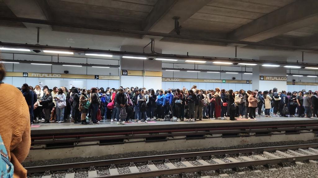 gab_cherryB's tweet photo. @Karly2691 @MetroCDMX @rodosbarrio @ClaraBrugadaM @GCalderon_Metro @OVIALCDMX Si informen que pasó para poder tomar otra ruta no chinguen!!! Así atlalilco de la L12 https://t.co/QiJhE7gRlW