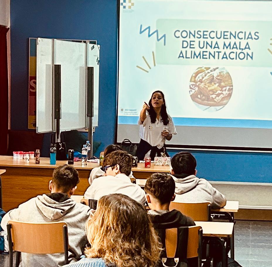 Las enfermeras del Centro de Salu de Titerroy, Yurena y Cristina Hernández  ofrecen la charla "Consecuencias de una mala alimentación" al alumnado de 2º de la ESO del IES Salinas.
#promociondelasalud #alimentacionsaludable