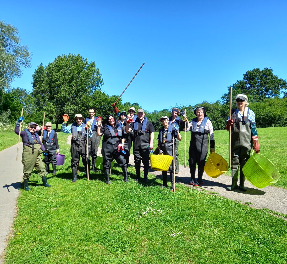 🗓️Join us next Wednesday, the 22nd of January, at Brook Farm Open Space for a river restoration session on the Dollis Brook. 

🤝Come make a positive difference with us! 

Register here: book.plinth.org.uk/e/rvC11OpEeTZ5…

#thames21 #dollisbrook #barnet #volunteer