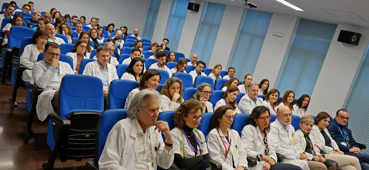 AreaUnoArrixaca's tweet photo. 👦🏽🏥El H. Pediátrico Arrixaca está de enhorabuena con el nombramiento de su nuevo jefe de servicio. Juan José Agüera, neonatólogo con 30 años de experiencia, toma el mando de las numerosas secciones que lo componen.📝
Firma el cargo apoyado por todos los equipos💪🏽👏🏽
@Spedsureste https://t.co/3f3cftXEbq