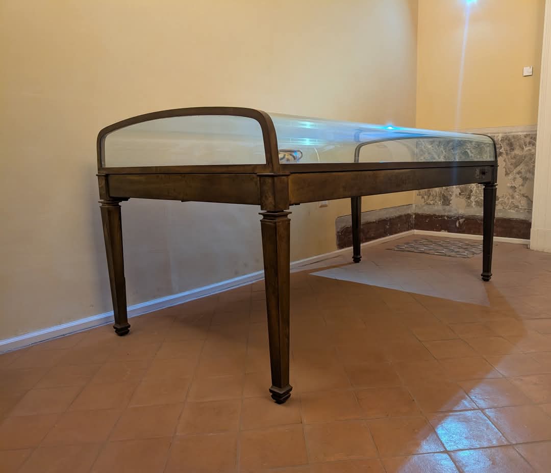 MuseoCalatia's tweet photo. Non solo collezioni archeologiche al @museocalatia ma anche straordinari arredi espositivi!
Nelle foto: vetrina in #ottone e #cristallo curvato, brevetto Lips Vago (primi '900), proveniente dal #MANN, restaurata per ospitare maioliche e reperti. Da scoprirne i #tesori custoditi https://t.co/Uc7CTS8W8g