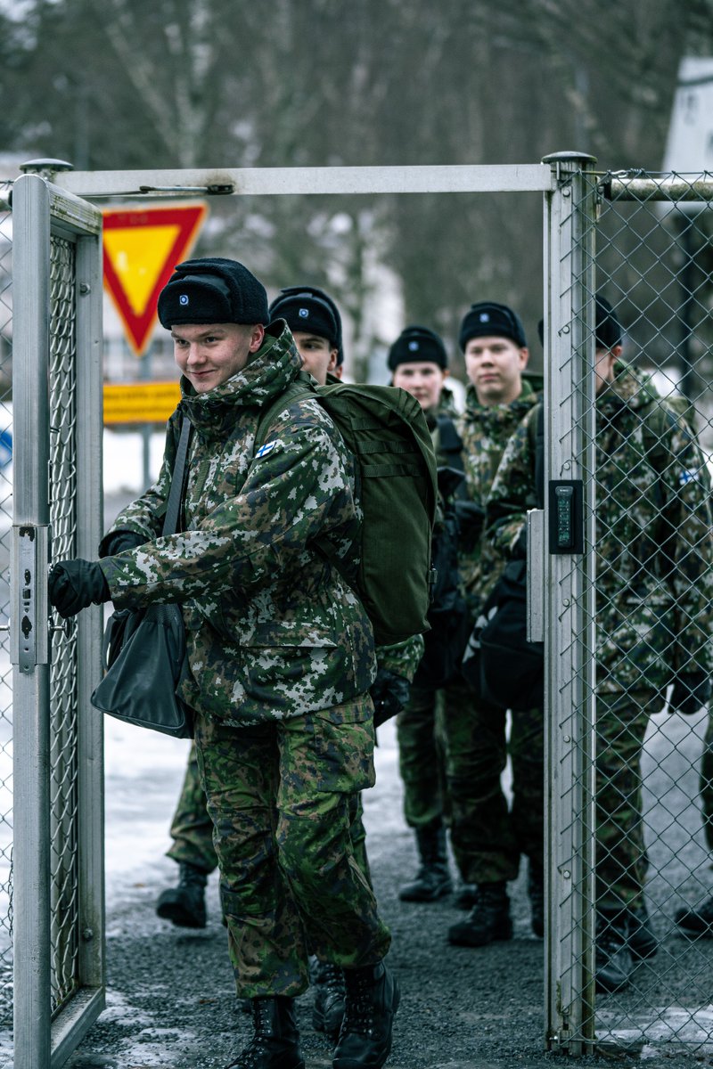“Lomille — mars!” 🫡

Alokkailla on nyt takanaan kaksi viikkoa varusmiespalvelusta, jonka aikana he ovat orientoituneet varuskuntaelämään. Takana on toiminnantäyteiset viikot ja ensikosketus inttielämään.

Nyt alokkaat pääsevät ansaitusti viettämään ensimmäisiä lomiaan!