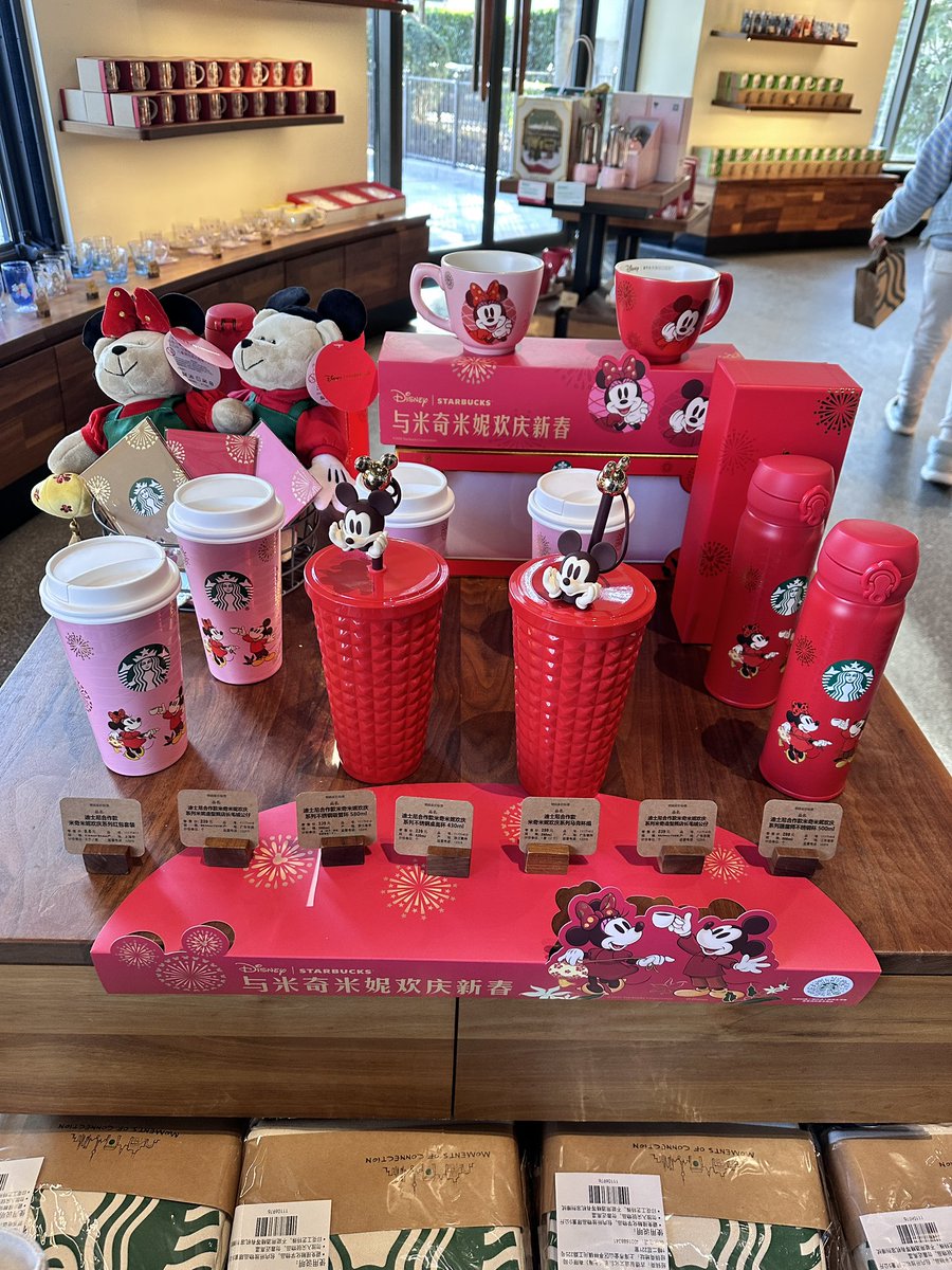 上海ディズニーランドのDisney Townのスターバックスにディズニーの