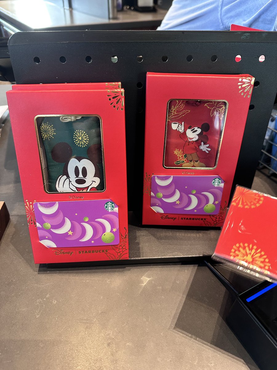 上海ディズニーランドのDisney Townのスターバックスにディズニーの