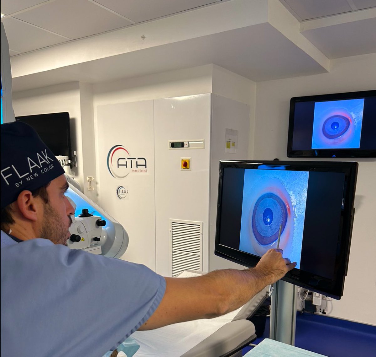 FLAAKAcademy's tweet photo. ⁉️ Why is the FLAAK technique revolutionary?
👁️ Keratopigmentation is :
✔️ Safe
✔️ No general anesthesia
✔️ Stunningly realistic
🎓 40+ doctors trained by our academy are transforming eye color worldwide—for aesthetic & therapeutic purposes. #Innovation #EyeColorChange https://t.co/shE7yv2DUn
