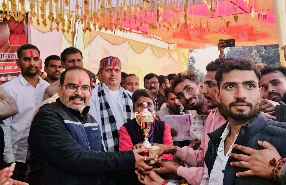 ArvindPateriyaa's tweet photo. आज राजनगर विधानसभा क्षेत्र के ग्राम कर्री में क्रिकेट प्रतियोगिता के समापन समारोह में सम्मिलित हुआ और विजेता टीम के खिलाड़ियों को पुरस्कृत किया।

इस अवसर पर सभी खिलाड़ियों का अत्साहवर्धन भी किया, मैं इस प्रतियोगिता के शानदार आयोजन के लिए आयोजनकर्ताओं को बधाई प्रेषित करता हूँ 🙏🏼 https://t.co/ZulmABwdNr