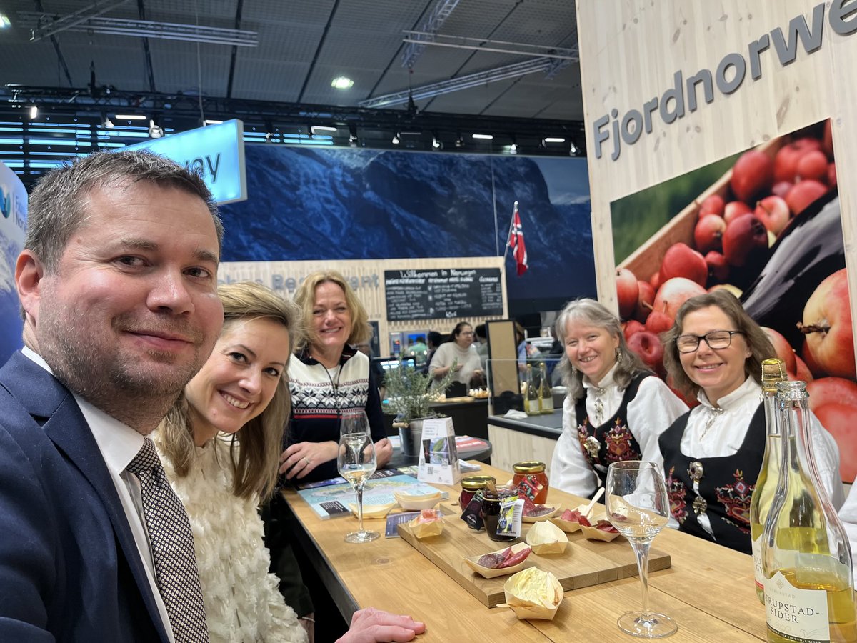 Laila Stenseng (@norwayambde) on Twitter photo Mit Landwirtschaftsmin Pollestad <a href="/landbrukogmat/">Landbruks- og matdepartementet</a> bei der Eröffnung des Norwegischen Pavillons <a href="/gruenewoche/">Grüne Woche</a>.Brunost kennt vermutlich mittlerweile fast jeder. Wenn ihr schmecken wollt, was die 🇳🇴Küche noch gesundes & leckeres zu bieten hat, kommt vorbei! Mit Landwirtschaftsmin Pollestad <a href="/landbrukogmat/">Landbruks- og matdepartementet</a> bei der Eröffnung des Norwegischen Pavillons <a href="/gruenewoche/">Grüne Woche</a>.Brunost kennt vermutlich mittlerweile fast jeder. Wenn ihr schmecken wollt, was die 🇳🇴Küche noch gesundes & leckeres zu bieten hat, kommt vorbei!