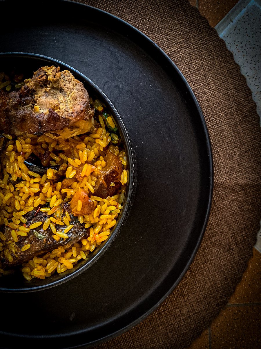 Perfektos20's tweet photo. FOOD AFTERNOON 🌄, MY NEIGHBOURS. IT'S FOODIE FRIDAY! 🕺
Native Rice, and Suya Spice Flavoured, Spit Roasted Chicken, and Pan-Grilled Fish. 

Lunch is SERVED!!!
😋😋😋 https://t.co/B9RnrT1N9T
