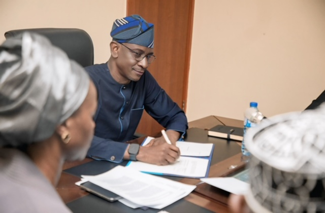 EximBankUS's tweet photo. ICYMI: @EXIMChair signs MOU w/ @NeximBank to identify &amp; promote trade &amp; economic cooperation between the U.S. &amp; Nigeria, especially in sectors like clean energy, critical minerals, aviation, maritime transport, digital connectivity &amp; infrastructure.

Read: https://t.co/qybUgKriwU https://t.co/9jhOU82Aj0