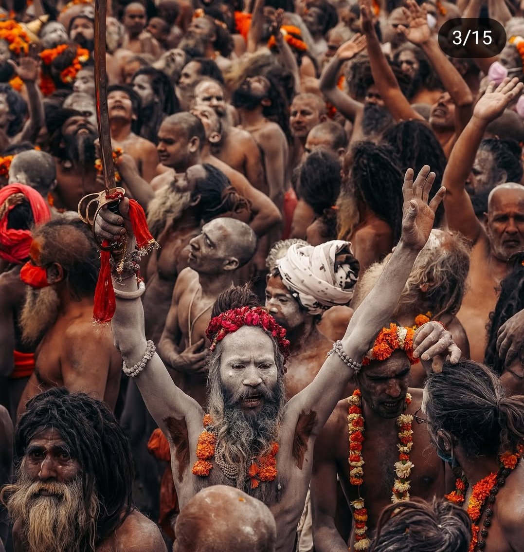 खरे साधू कोण ? तुम्हीच सांगा ?

     समाजात न राहणारे, लोकात न वावरणारे, कुठेतरी रानोमाळ भटकणारे, जो पदार्थ कायदेशीररित्या बंद आहे असा गांजा पिणारे, हातसफाईने जादू करून दाखवणारे, सर्कशीप्रमाणे अवघड शारीरिक कवायती करून दाखवणारे, हातात शस्र बाळगणारे,  कोणताही कामधंदा न करता जगणारे