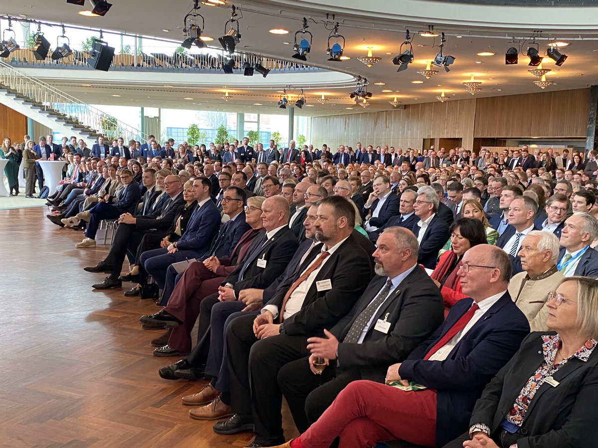 Er ist jetzt schon der „EU-Agrar-Kommissar der Herzen“: ⁦<a href="/CHansenEU/">Christophe Hansen</a>⁩ . Zum Neujahrsempfang des Deutschen Bauernverbandes ⁦<a href="/gruenewoche/">Grüne Woche</a>⁩ punktet Hansen menschlich/politisch: “Wir Bauern” sprechen eine Sprache” Bürokratieabbau” “fleißige Landwirte in den Mittelpunkt…