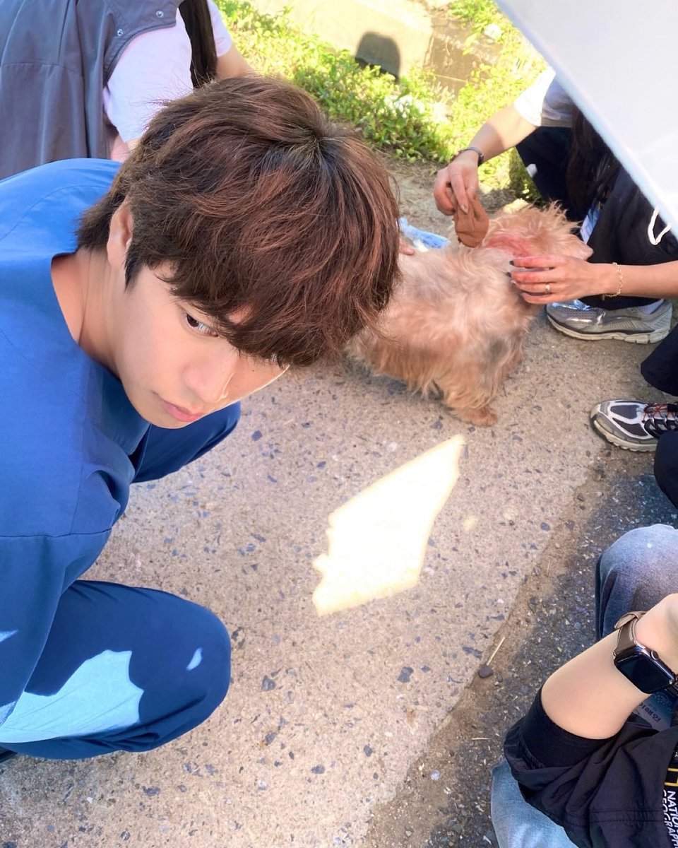 nainwoo_official 인스타

instagram.com/p/DE7gFoJPLIP/

#누룽지대장 💙

하나읍 최고의 훈남 수의사 ‘천연수’
나인우 배우 드라마 촬영 현장 🐶

내일도 #모텔캘리포니아 본방사수 🏩

#나인우 #NAINWOO
#모텔캘리포니아 #MBCdrama
-

#나인우 #NAINWOO
#누룽지 #NWOORUNGJI
#모텔캘리포니아 #천연수