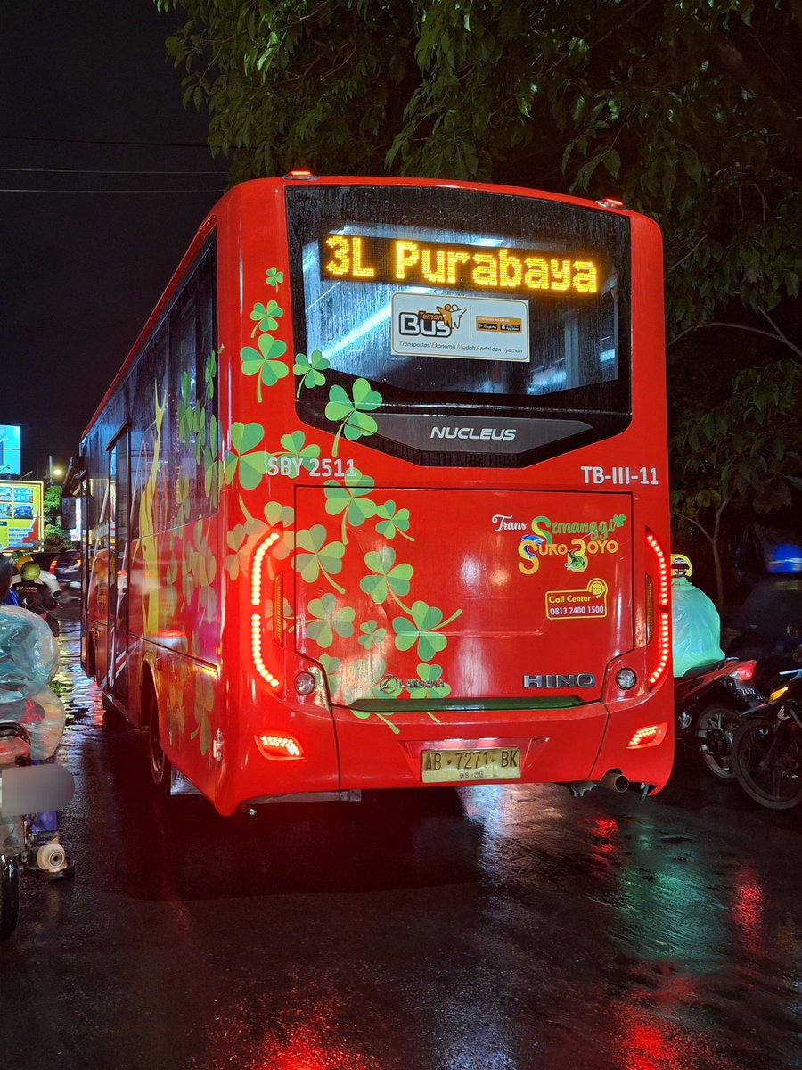 tfsurabaya's tweet image. Papasan sama armada "baru" rute 3L di Bundaran Taman Pelangi

Tampak platnya yang AB dan running text yang sudah disesuaikan

Setelah foto ini bus lanjut menuju Jl Jemursari. Tampaknya kembali ke pool DAMRI

Sampai ketemu lagi besok (?) bus anyar!