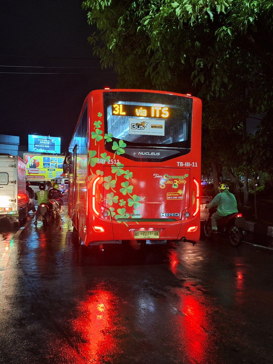 tfsurabaya's tweet image. Papasan sama armada "baru" rute 3L di Bundaran Taman Pelangi

Tampak platnya yang AB dan running text yang sudah disesuaikan

Setelah foto ini bus lanjut menuju Jl Jemursari. Tampaknya kembali ke pool DAMRI

Sampai ketemu lagi besok (?) bus anyar!