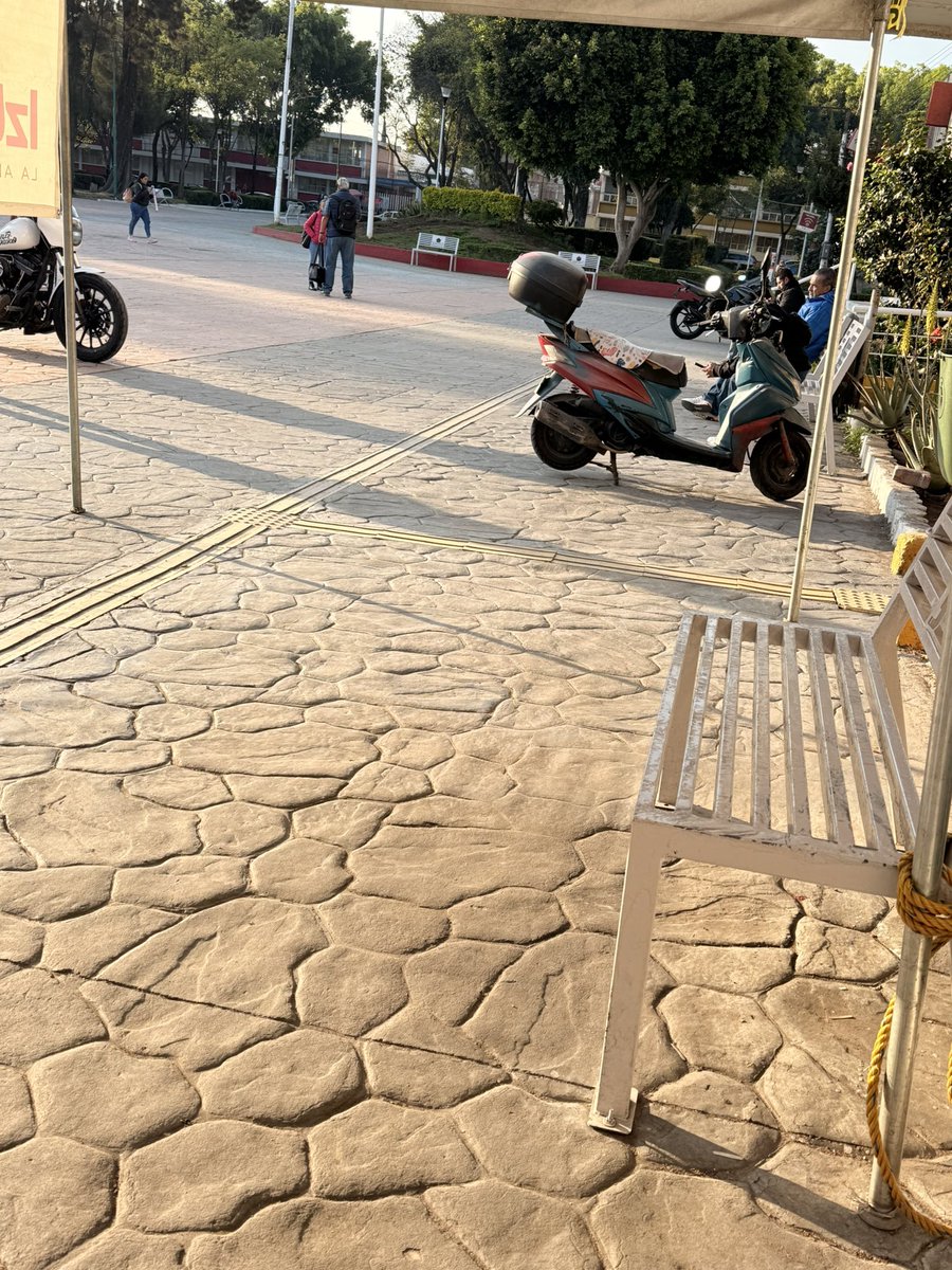 razzorrblade's tweet photo. @IztacalcoAl desde cuando vuelve a ser estacionamiento de motos la explanada de la Alcaldía ? https://t.co/w8hOrOtKCC