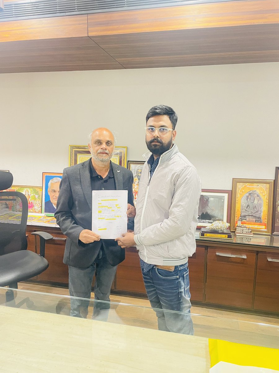 HANUMANKISAN's tweet photo. कंप्यूटर अनुदेशक नियमित भर्ती की माँग कों लेकर पत्र लेखन अभियान के तहत आज माननीय विधायक @AshokKothari02 जी सें मुलाक़ात करकें भाई @BHUPEND92576511 जी द्वारा ज्ञापन सौंपा गया हैं !!
@RajCMO 
@BhajanlalBjp https://t.co/DlZAmzM2it