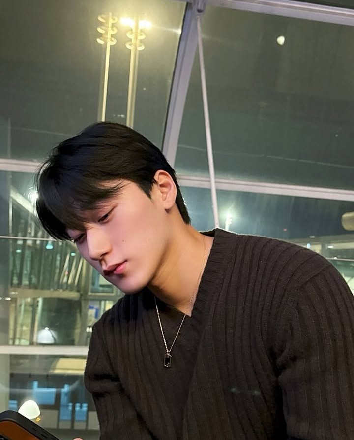 de_shabiller's tweet photo. #ℒᴀᴛᴛᴇ

he's doing this on purpose. he wants his kisses from riordan. https://t.co/vnuooPC19r