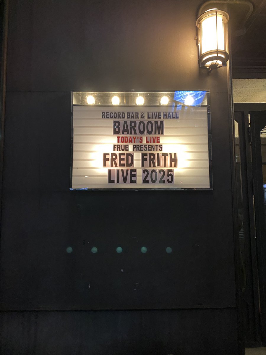 s3hoshi's tweet photo. 今年初めてのライブ、ギタリストFred Frith。

あまり知らなかったけど、新しい刺激を求めて行ってみた。

最初やばい音楽聴きにきたな…と一瞬置いてかれた。というか、置いてかれる地面も無かったけど、今まで聴いてきた音楽としてではなく、即興で行われる何かとして捉えたらすごい楽しめた。 https://t.co/AK0agPmVna