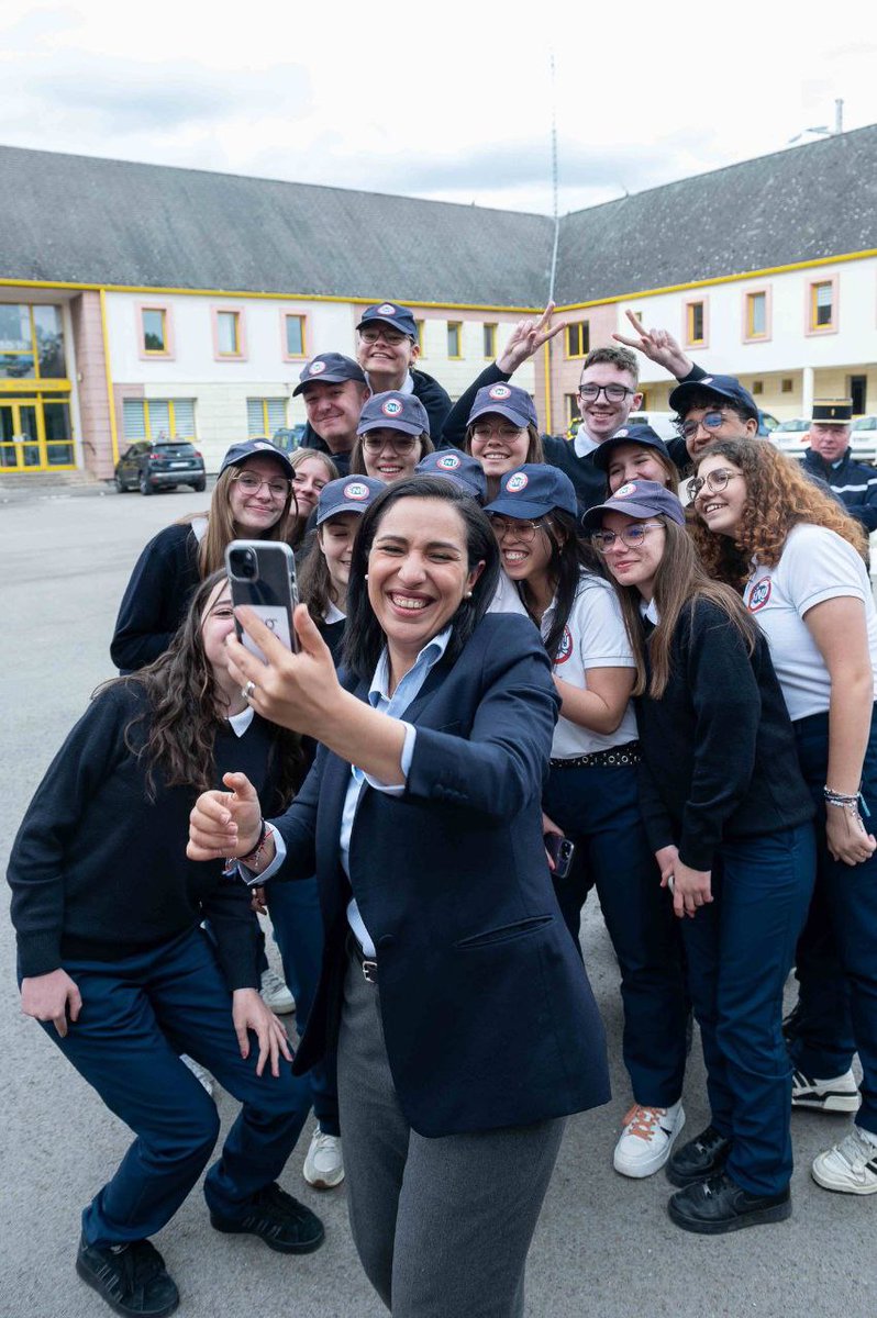unschorrigibles's tweet photo. «🎶ET - C'EST - NUL !!!🎶»
Merci @sarahelhairy et @GabrielAttal, vous pouvez maintenant commencer à revendre vos jolis p'tits uniformes sur @vinted pour combler votre dette et indemniser les victimes de vos séjours si émancipateurs !
#LaJeunesseÉtouffe
#SNUL https://t.co/J0CAeVBKPR