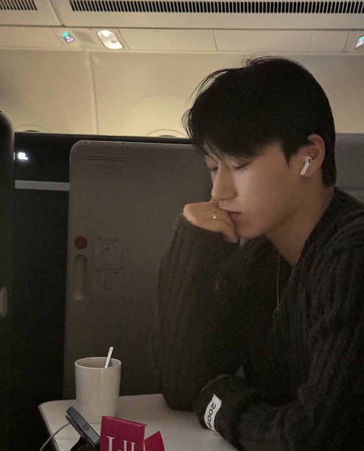 de_shabiller's tweet photo. #ℒᴀᴛᴛᴇ

high maintenance, he sits in first class and proceed to watch his favorite show. then he'll turn to his side and ask more kisses from riordan. https://t.co/SCfnaTKVYh
